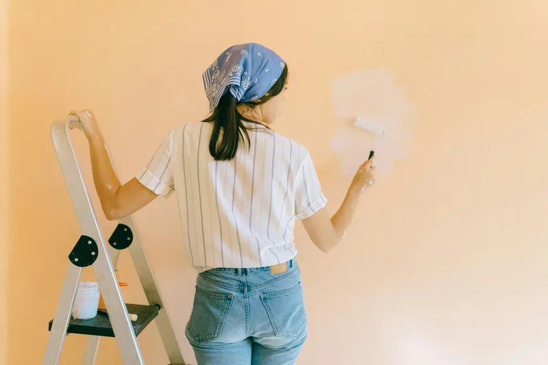 Πόσο κοστίζει να βάψεις σπίτι το 2026 στην Ελλάδα; Τιμές ανά τ.μ. και παραδείγματα